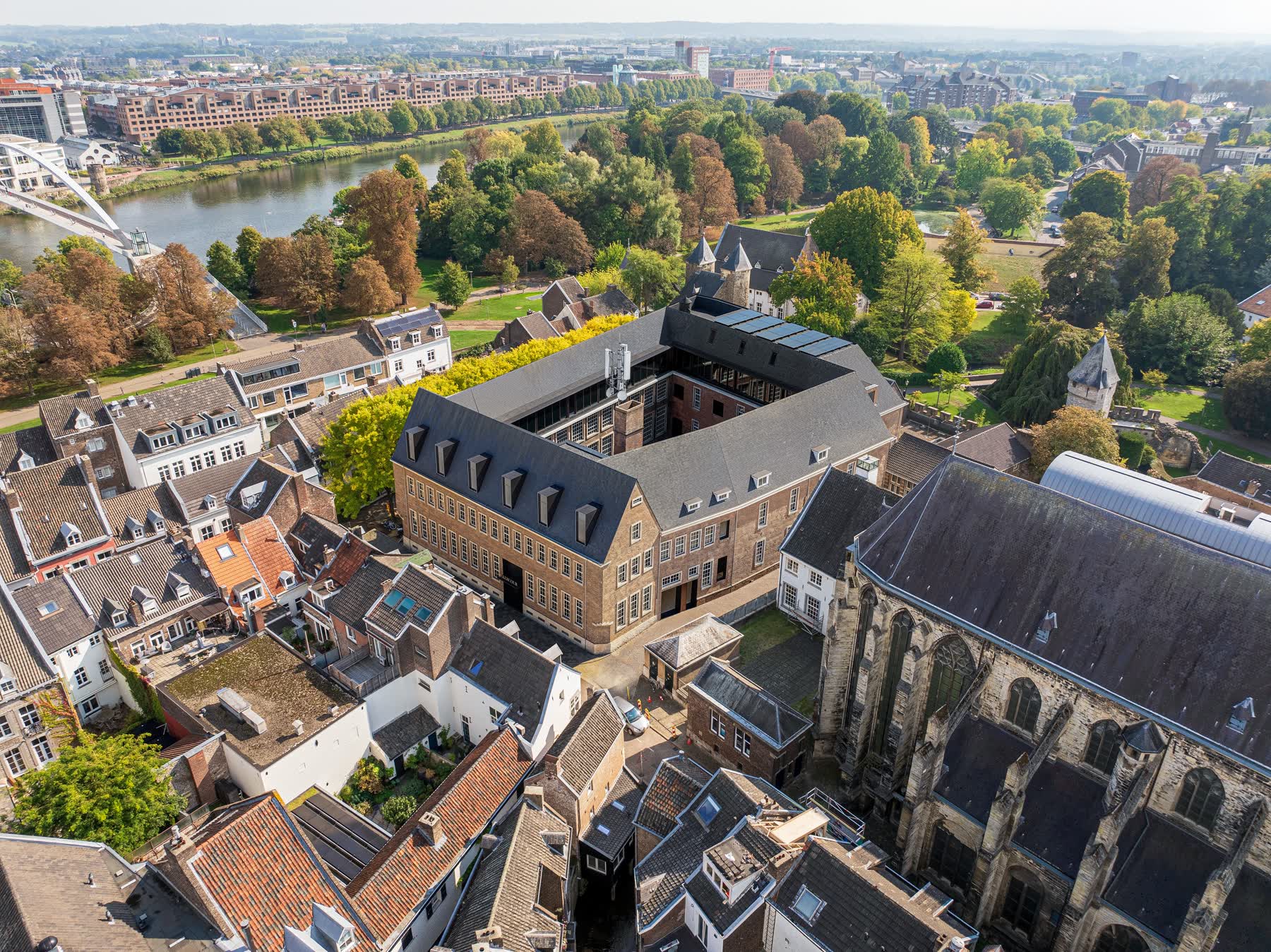 Luchtfoto van Jekercour tussen het Jekerkwartier en het stadspark